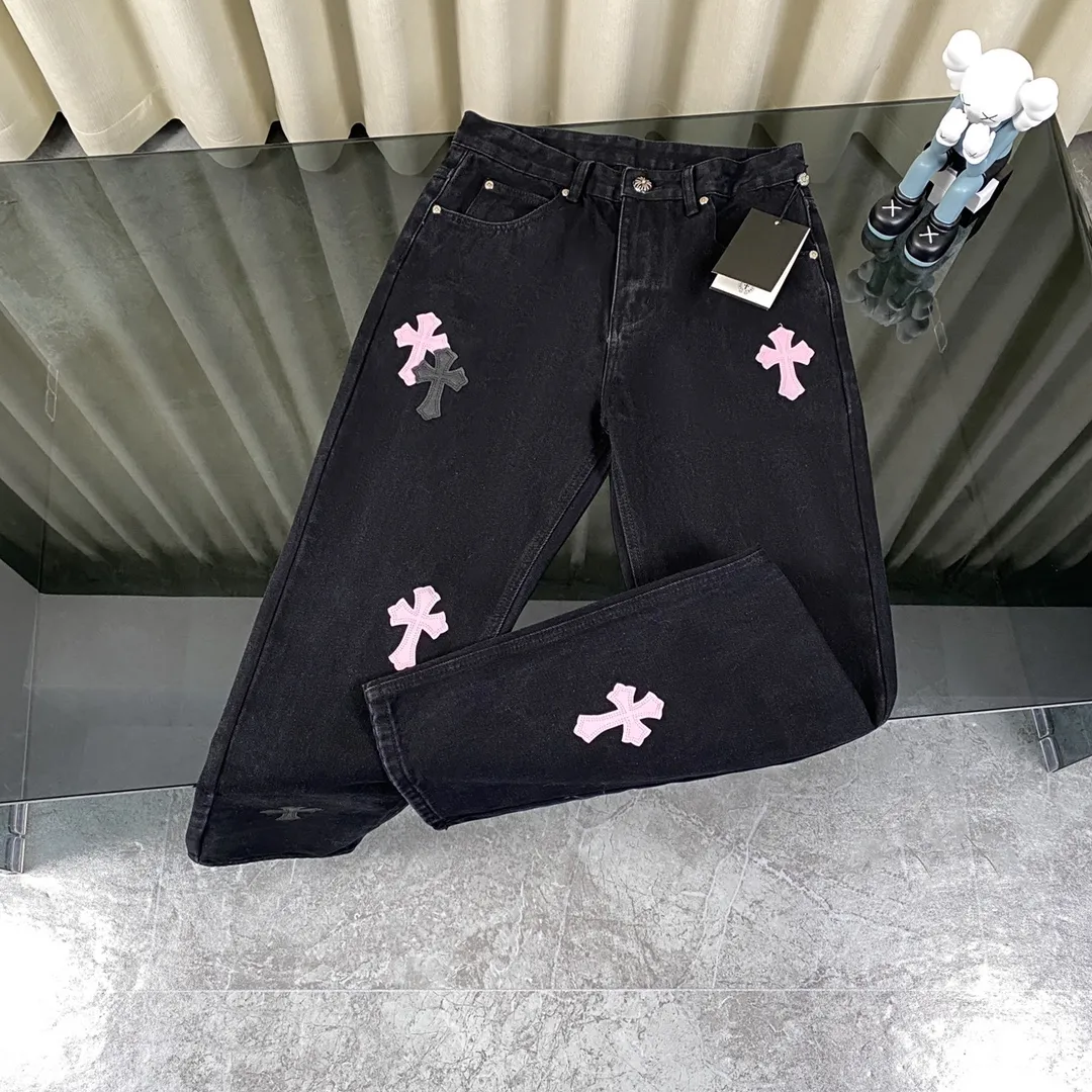 🅿️280 Original development Hardware customization Chrome Hearts Chengdu limited New city limited jeans Chrome Hearts city limited jeans Size: S M L [Top heavy industry fashionable design] Consistently made in high street luxury style. Speaking of this style, the Zangyin family and GU family are definitely the leading representative brands. Especially the Zangyin family has really achieved a state-of-the-art effect in creating high street style. The unique washed material is used to create this style. The color system is quite eye-catching. It is decorated with patchwork cross flowers, which cleverly highlights the charm of the brand. Secondly, this style uses classic The high-waist cutting design highlights the long legs and fashionable temperament of the upper body. The brand is highly recognizable and the slim fit configuration is more suitable for daily wear. It is a product that interprets personality, fashion, and specifications at a glance. This single product is enough to make any fan excited. It can be a white T-shirt for youthful preppy style, or a tight suspender for lady style. It has strong matching ability and can be easily controlled by men.  [Material and craftsmanship] Needless to say, this point goes without saying. As an excellent craftsman brand, Zangyin has really perfect requirements for details and craftsmanship. The washed color of this model has gone through so many processes, not to mention the embellishment of the denim appliqués. It is also purely handmade and sewn. Just like what they believe in, only handmade things have soul and have the meaning of wear. A top-notch heavy-duty fashionable denim item, I look forward to your perfect interpretation! !